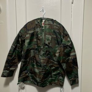 Vintage Camouflage 1/4 zip nylon rain jacket hood